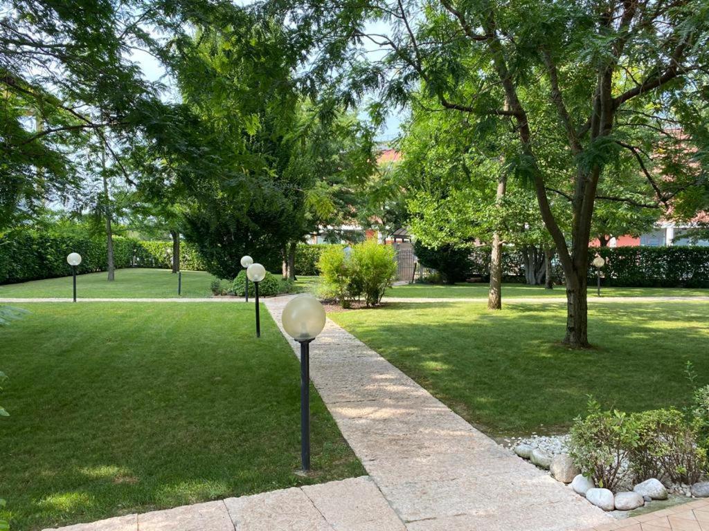 Appartamento Il Faro Con Giardino In Residence Con Piscina Desenzano del Garda Ngoại thất bức ảnh